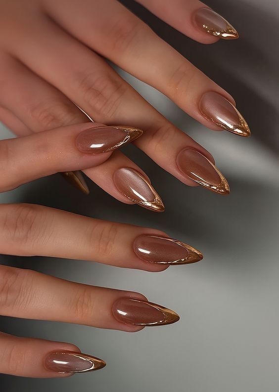 Unhas Nude Chocolate com French Tip Dourada