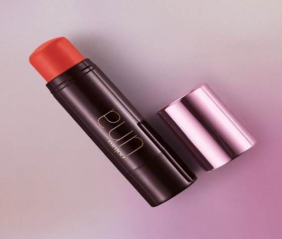 Una Blush Stick para pele morena