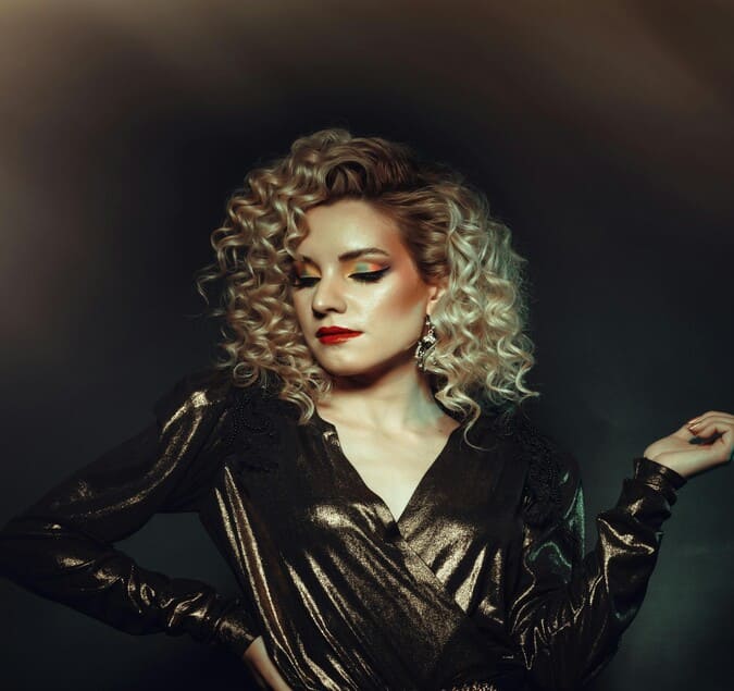 Cuidados com cabelos cacheados — dicas e produtos recomendados