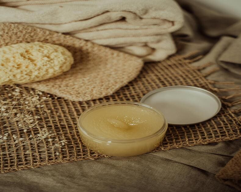 Geleia de vaselina — usos e benefícios para pele e beleza