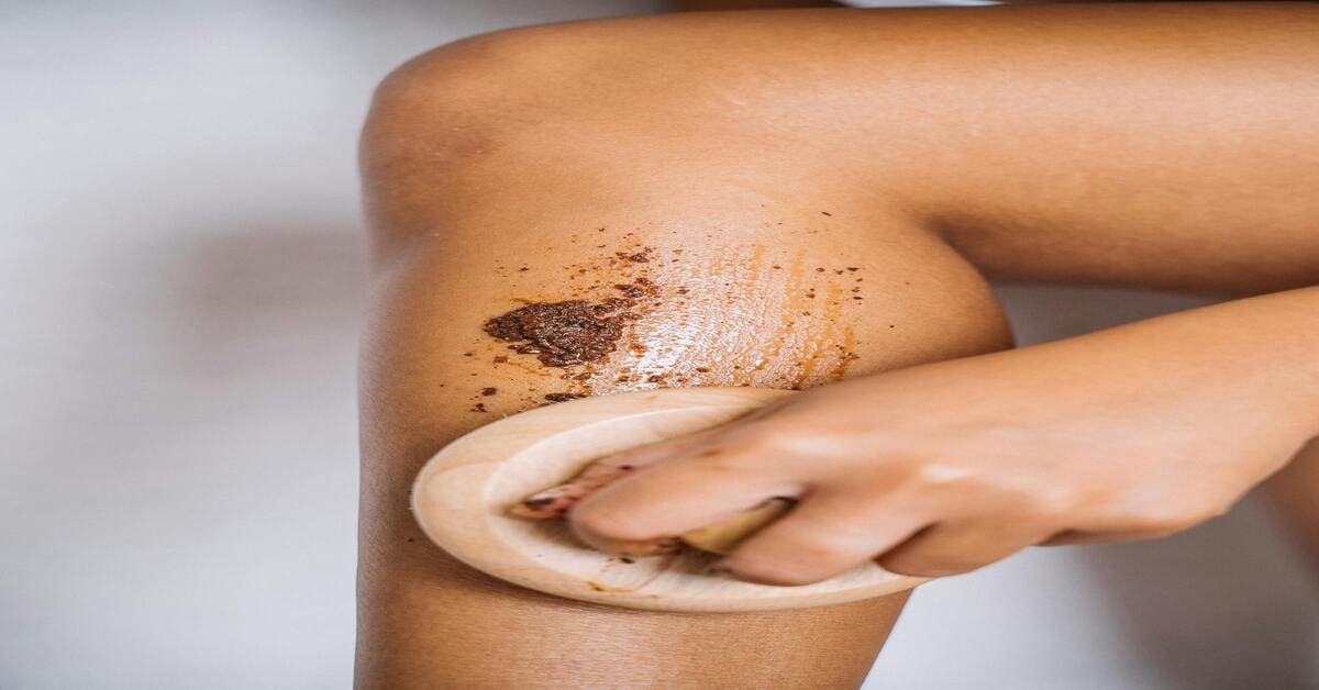 esfoliação na perna para pele de seda macia e bonita